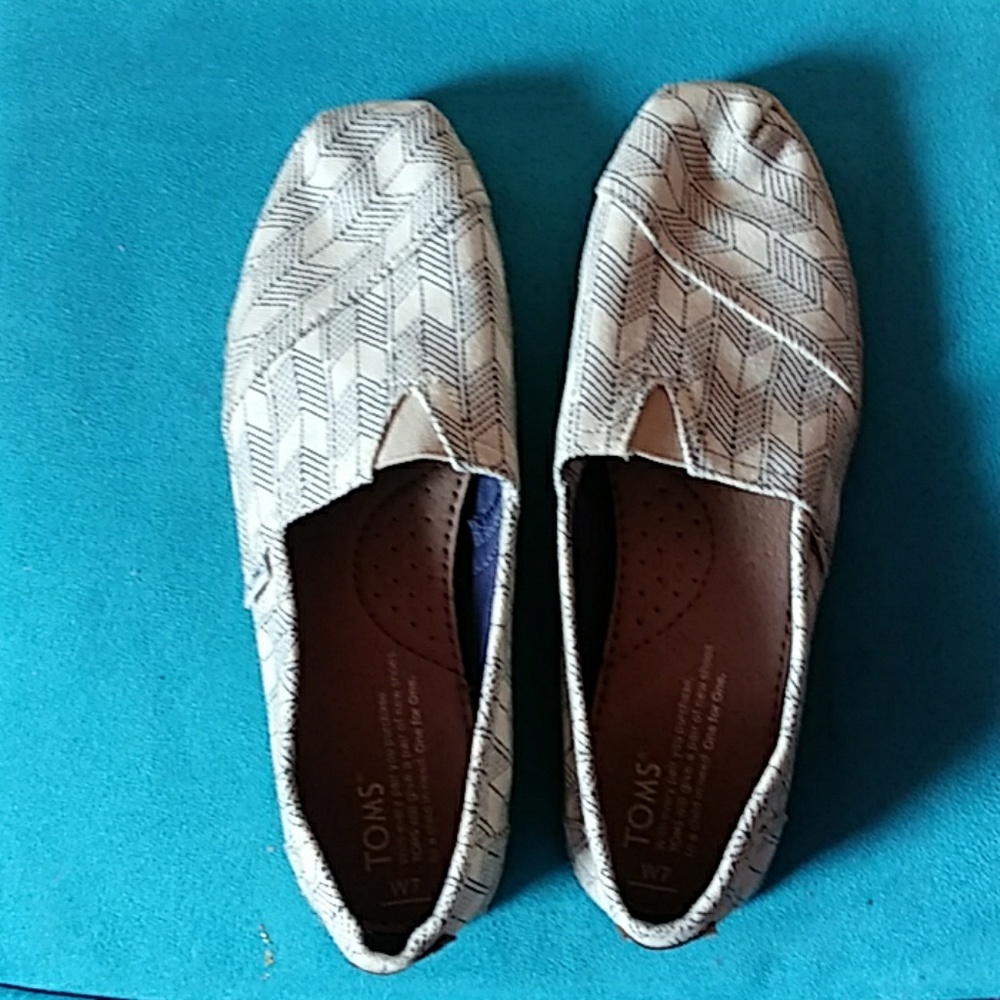 Toms - Picture 2 of 5